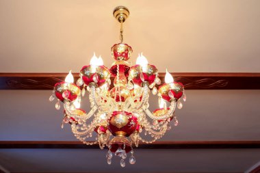 İç kısımda klasik büyük avize..