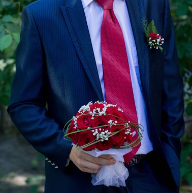 Gelini buketli damat bekliyor.