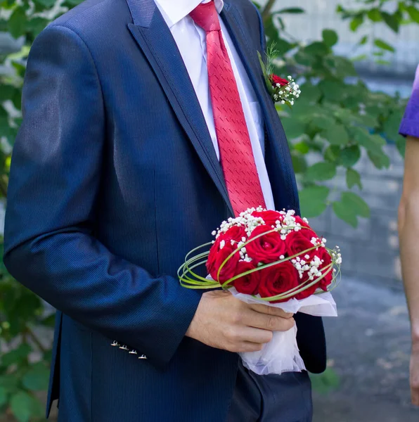 Bräutigam Mit Blumenstrauß Erwartet Die Braut — Stockfoto