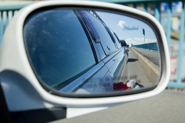 Отражение в зеркале свадебной машины. Свадебные церемонии
