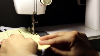 Virüse karşı korunmak için maske dikiyorum. Evde kendini soyutlama