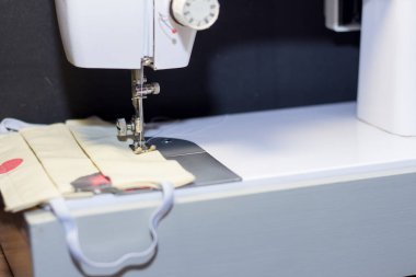 Virüse karşı korunmak için maske dikiyorum. Evde kendini soyutlama