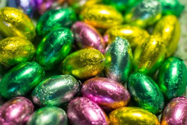 Bir sürü çikolatalı yumurta var. Doku.