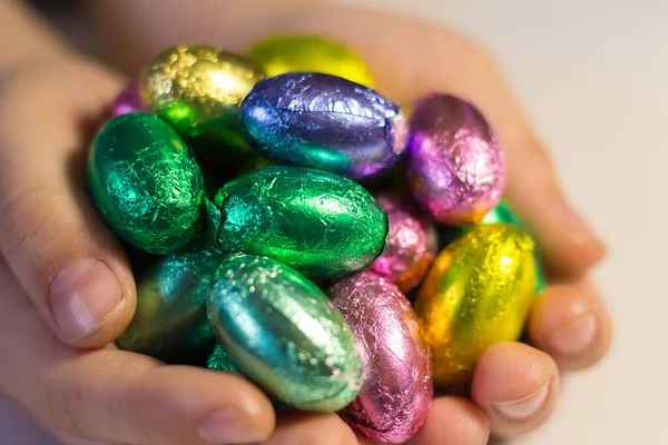 Chokladägg Händerna Ett Barn — Stockfoto