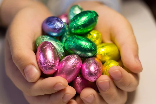 Шоколадные Яйца Руках Ребенка — стоковое фото