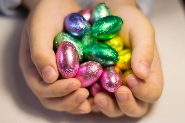 Шоколадные Яйца Руках Ребенка — стоковое фото