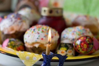 Şeker konfetiyle süslenmiş Paskalya pastaları.