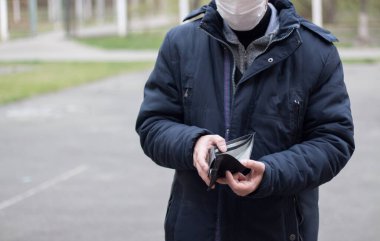 Cüzdanı boş karantinaya alınmış bir adam.