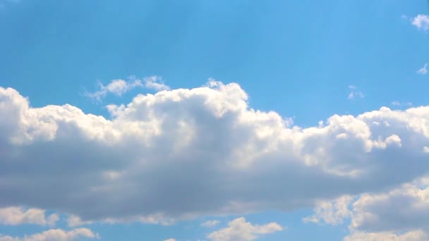 Σύννεφα Που Αιωρούνται Στον Ουρανό Ενάντια Στον Γαλάζιο Ουρανό Επιτάχυνση — Αρχείο Βίντεο