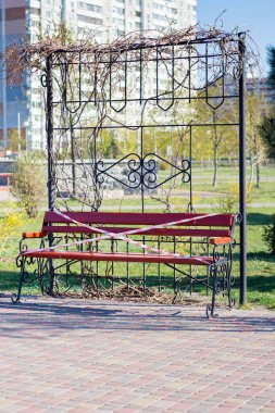 Karantina nedeniyle bankta oturmak yasaktır.