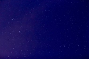 Gece gökyüzünde yıldızlar. Yavaş Örtücü