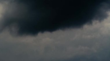 Gökyüzünde bulutlar, yağmurda ve yağmurdan sonra. Hızlandırılmış video. Zaman Uygulaması