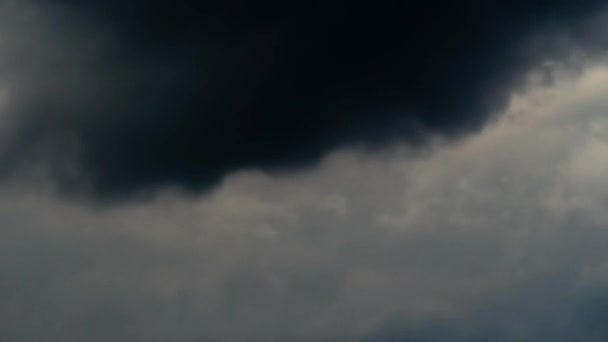 Nuages dans le ciel sous la pluie et après la pluie. Vidéo accélérée. Temps écoulé 