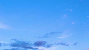 Akşamları gökyüzünde bulutlar. Hızlandırılmış video. Zaman Uygulaması