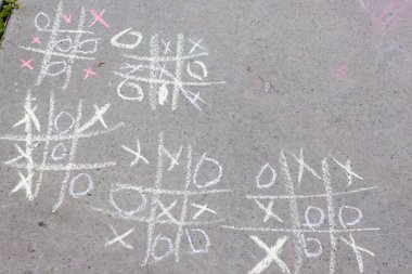 Kaldırıma tebeşirle çizilmiş çocuk resimleri.