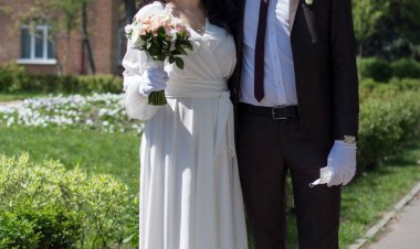 Karantina döneminde bir çıkış töreninde buketi olan yeni evliler.