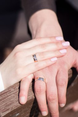 Düğünden sonra yüzüklü yeni evlilerin elleri.