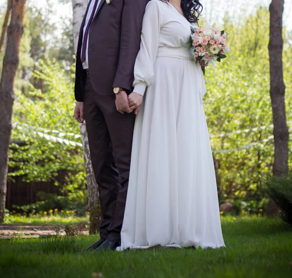 Recém Casados Com Buquê Uma Cerimônia Saída Durante Período Quarentena — Fotografia de Stock