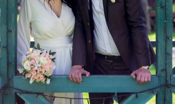 Mariés Avec Bouquet Lors Une Cérémonie Sortie Pendant Période Quarantaine — Photo