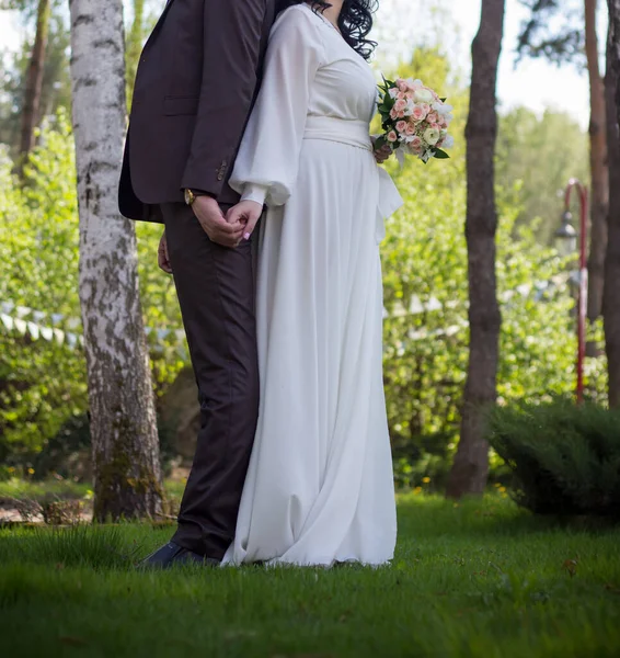 Recém Casados Com Buquê Uma Cerimônia Saída Durante Período Quarentena — Fotografia de Stock