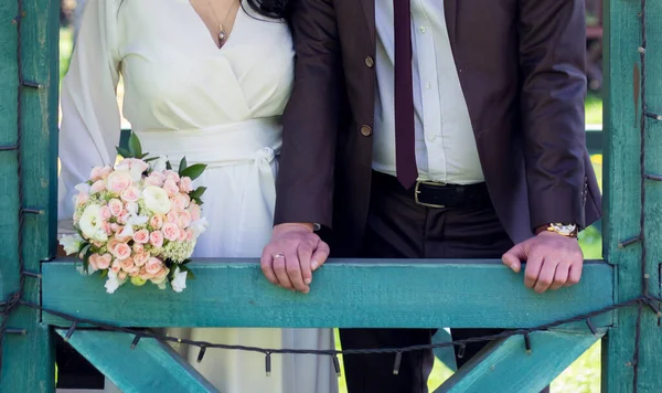 Recém Casados Com Buquê Uma Cerimônia Saída Durante Período Quarentena — Fotografia de Stock