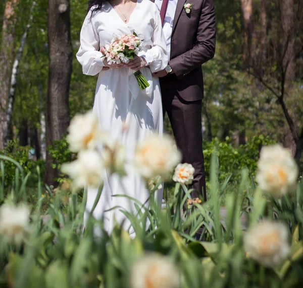 検疫期間中の出口の儀式で花束と新婚旅行 — ストック写真