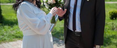 Gelin yüzüğü damada takar. Ziyaret töreni