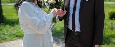 Gelin yüzüğü damada takar. Ziyaret töreni