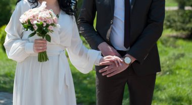 Karantina döneminde bir çıkış töreninde buketi olan yeni evliler.