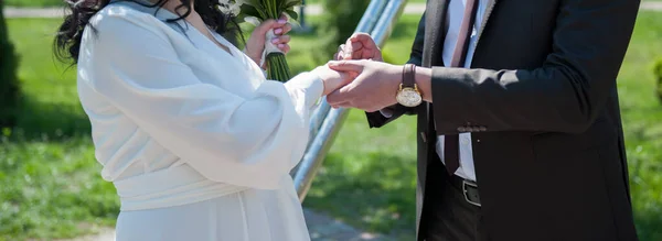 Der Bräutigam Legt Der Braut Den Ring Besuchszeremonie — Stockfoto