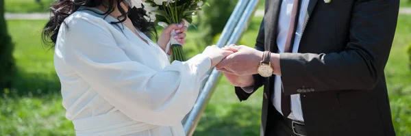 Vőlegény Felteszi Gyűrűt Menyasszonyra Látogatási Szertartás — Stock Fotó
