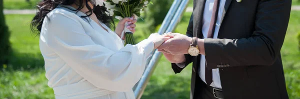 Novio Pone Anillo Novia Acto Visita — Foto de Stock