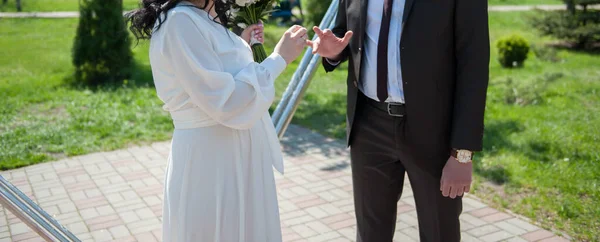 Menyasszony Felveszi Gyűrűt Vőlegénynek Látogatási Szertartás — Stock Fotó