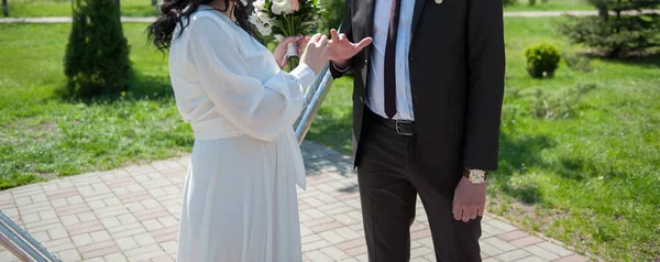 Bruden Sätter Ringen Till Brudgummen Besöksceremoni — Stockfoto