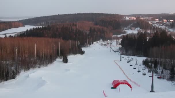 Snow falls on the ski run in the evening — Stock Video