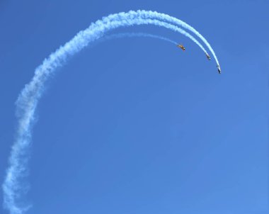 Üç uçak Looping loop karakterini
