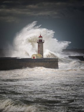 Felgueiras deniz feneri bir fırtına sırasında kırma dev bir dalga ile. Porto, Portekiz.