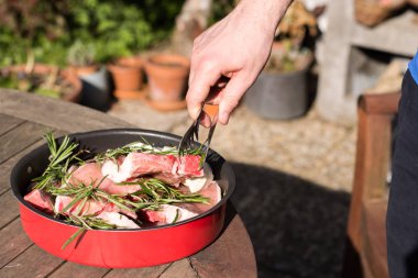 evde Barbekü ortasında üzerinde pişirme et dostum