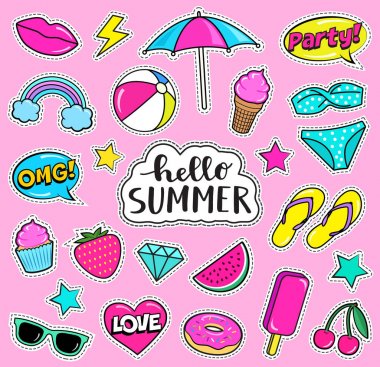 Sevimli yaz kümesi moda yamalar, çilek, terlik, bikini, plaj şemsiyesi, top, dondurma, çörek, dudaklar, karpuz, kiraz, cupcake, konuşma balonları vs. Çizgi film çıkartmaları. Vektör çizim
