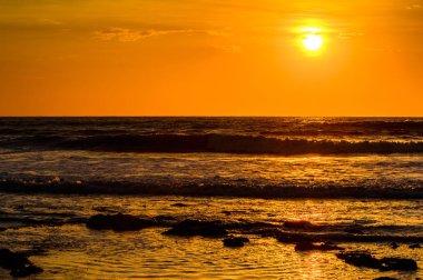 Swakopmund, Namibya'da Atlantik Okyanusu üzerinde gün batımı