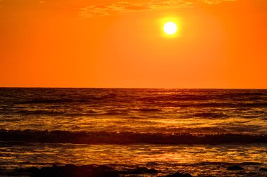 Swakopmund, Namibya'da Atlantik Okyanusu üzerinde gün batımı