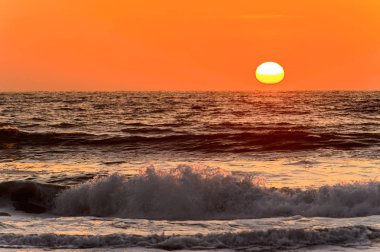 Swakopmund, Namibya'da Atlantik Okyanusu üzerinde gün batımı
