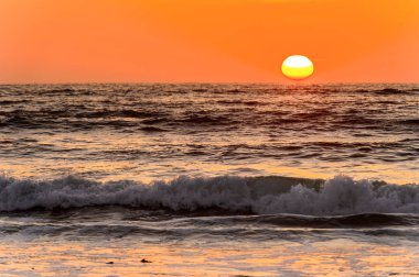 Swakopmund, Namibya'da Atlantik Okyanusu üzerinde gün batımı