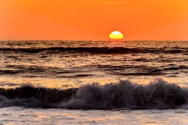 Swakopmund, Namibya'da Atlantik Okyanusu üzerinde gün batımı