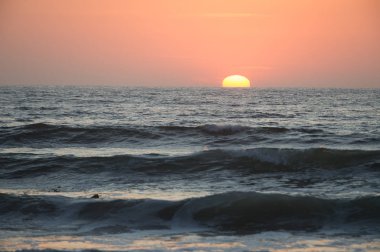 Swakopmund, Namibya'da Atlantik Okyanusu üzerinde gün batımı