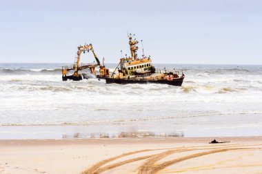 Namibya sahil şeridinde hasarlı terk edilmiş gemi