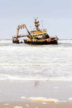 Namibya sahil şeridinde hasarlı terk edilmiş gemi