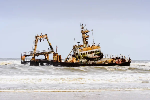 Namibya Sahil Şeridinde Hasarlı Terk Edilmiş Gemi — Stok fotoğraf