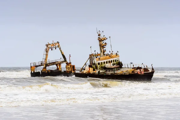 Vaurioitunut Hylätty Alus Namibian Rannikolla — kuvapankkivalokuva
