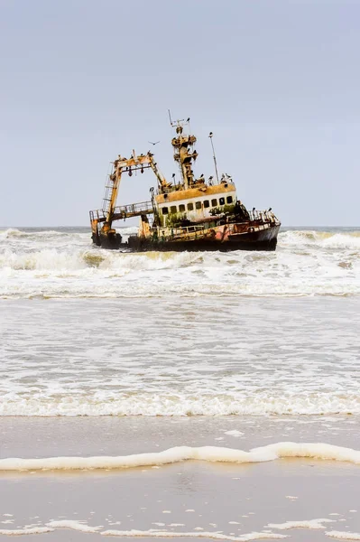 ナミビアの海岸線で放棄された船が損傷した — ストック写真